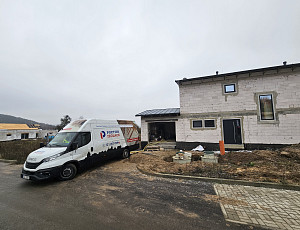 Zateplení stropu novostavby rodinného domu pomocí foukané izolace